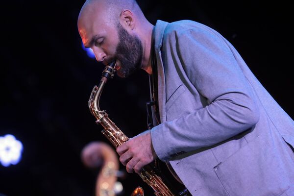 Джазовый музыкант, основатель оркестра SG BIG BAND Сергей Головня во время выступления джазового ансамбля Якова Окуня на 17-м международном музыкальном фестивале Koktebel Jazz Party в Крыму Джазовый музыкант, основатель оркестра SG BIG BAND Сергей Головня во время выступления джазового ансамбля Якова Окуня на 17-м международном музыкальном фестивале Koktebel Jazz Party в Крыму
