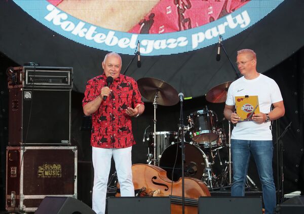 Председатель Оргкомитета Международного фестиваля Koktebel Jazz Party, генеральный директор МИА Россия сегодня Дмитрий Киселев (слева) и ведущий Эрнест Мацкявичюс на 17-м международном музыкальном фестивале Koktebel Jazz Party в Крыму Председатель Оргкомитета Международного фестиваля Koktebel Jazz Party, генеральный директор МИА Россия сегодня Дмитрий Киселев (слева) и ведущий Эрнест Мацкявичюс на 17-м международном музыкальном фестивале Koktebel Jazz Party в Крыму