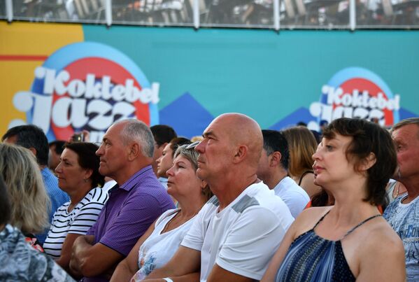 Зрители на 17-м международном музыкальном фестивале Koktebel Jazz Party в Крыму Зрители на 17-м международном музыкальном фестивале Koktebel Jazz Party в Крыму