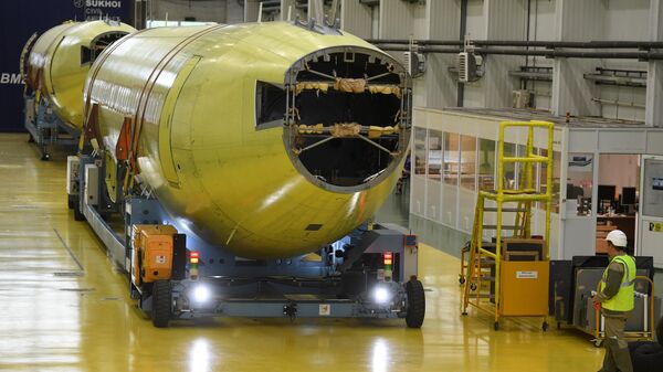 Перемещение фюзеляжа самолета Sukhoi Superjet 100 по цеху на заводе имени Гагарина в Комсомольске-на-Амуре Перемещение фюзеляжа самолета Sukhoi Superjet 100 по цеху на заводе имени Гагарина в Комсомольске-на-Амуре