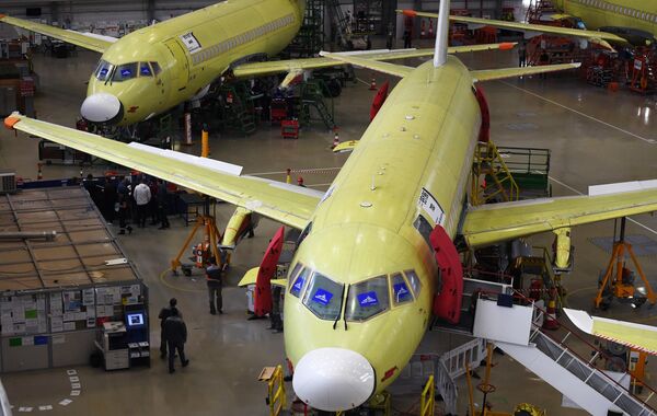 Самолеты Sukhoi Superjet 100 в цехе окончательной сборки на заводе имени Гагарина в Комсомольске-на-Амуре Самолеты Sukhoi Superjet 100 в цехе окончательной сборки на заводе имени Гагарина в Комсомольске-на-Амуре