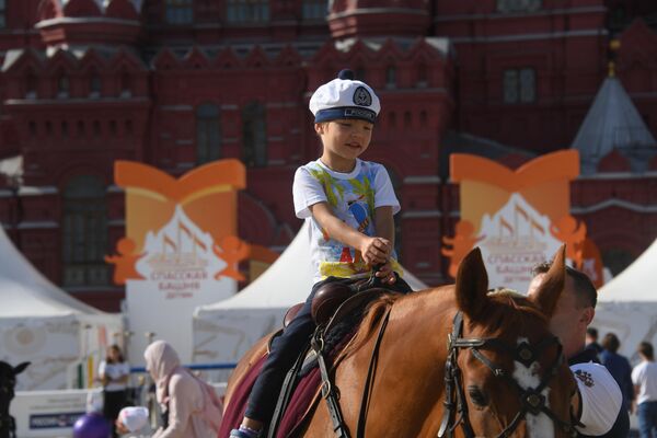 Благотворительное мероприятие для детей-инвалидов в конном манеже на фестивале Спасская башня Благотворительное мероприятие для детей-инвалидов в конном манеже на фестивале Спасская башня