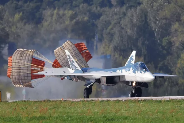 Многофункциональный истребитель Су-57 на полигоне во время подготовки к открытию Международного авиационно-космического салона МАКС-2019 Многофункциональный истребитель Су-57 на полигоне во время подготовки к открытию Международного авиационно-космического салона МАКС-2019