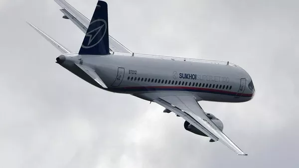 Самолет Sukhoi Superjet 100 выполняет демонстрационный полет