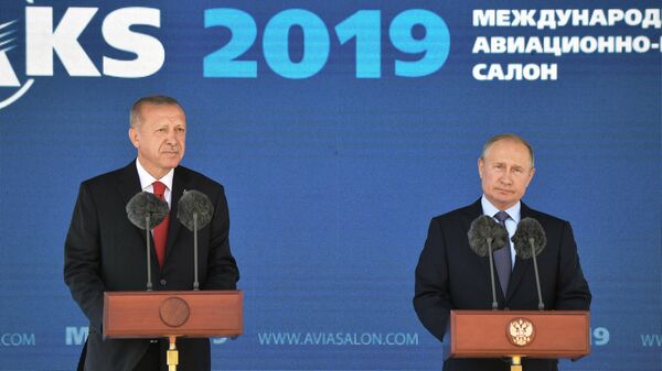 Президент РФ Владимир Путин и президент Турции Реджеп Тайип Эрдоган выступают на церемонии открытия Международного авиакосмического салона МАКС-2019 Президент РФ Владимир Путин и президент Турции Реджеп Тайип Эрдоган выступают на церемонии открытия Международного авиакосмического салона МАКС-2019