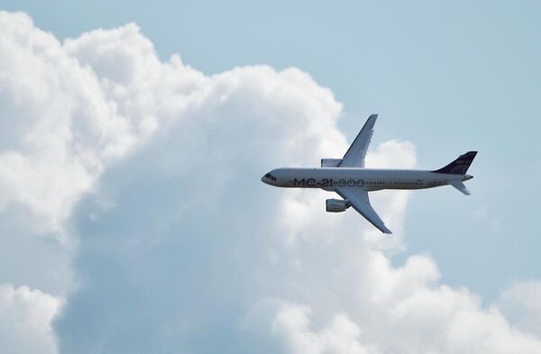 Российский среднемагистральный пассажирский самолёт МС-21-300 совершает полет на Международном авиационно-космическом салоне МАКС-2019 в подмосковном Жуковском. Российский среднемагистральный пассажирский самолёт МС-21-300 совершает полет на Международном авиационно-космическом салоне МАКС-2019 в подмосковном Жуковском.