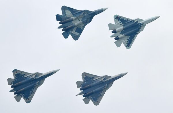 Российские многофункциональные истребители пятого поколения Су-57 выполняют демонстрационный полет на Международном авиационно-космическом салоне МАКС-2019 в подмосковном Жуковском. Российские многофункциональные истребители пятого поколения Су-57 выполняют демонстрационный полет на Международном авиационно-космическом салоне МАКС-2019 в подмосковном Жуковском.