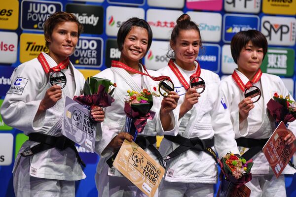 Российская дзюдоистка Наталья Кузютина (слева) с медалью чемпионата мира Российская дзюдоистка Наталья Кузютина (слева) с медалью чемпионата мира