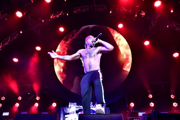 Рэпер Азизи Гибсон выступает на фестивале Rap Koktebel в Крыму Рэпер Азизи Гибсон выступает на фестивале Rap Koktebel в Крыму