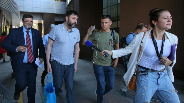 Руководитель портала РИА Новости Украина Кирилл Вышинский у здания апелляционного суда Киева Руководитель портала РИА Новости Украина Кирилл Вышинский у здания апелляционного суда Киева