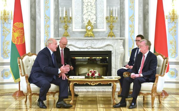 Президент Белоруссии Александр Лукашенко и советник президента США по национальной безопасности Джон Болтон во время встречи в Минске. 29 августа 2019 Президент Белоруссии Александр Лукашенко и советник президента США по национальной безопасности Джон Болтон во время встречи в Минске. 29 августа 2019