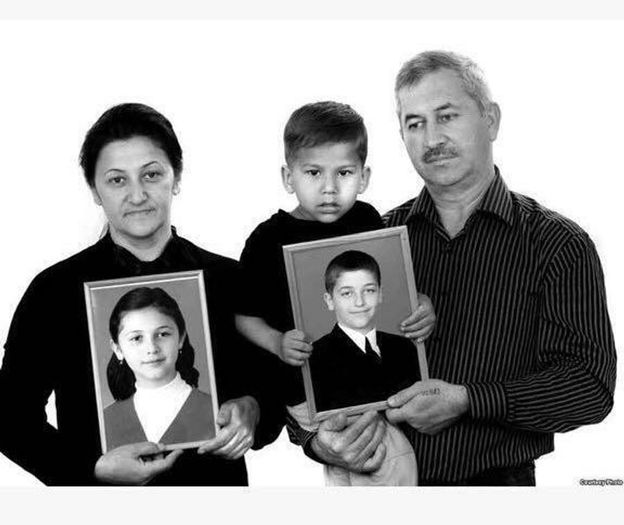 Эльвира Туаева вместе с мужем, маленьким Хетагом и фотографиями погибших детей Эльвира Туаева вместе с мужем, маленьким Хетагом и фотографиями погибших детей