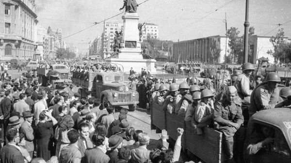 Советские войска на улицах освобожденного Бухареста Советские войска на улицах освобожденного Бухареста