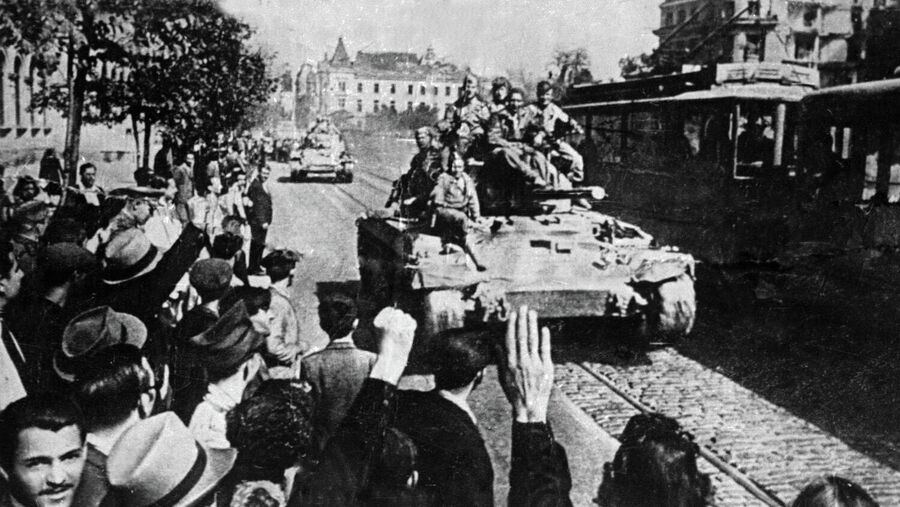 Колонна советских танков вступает на улицы освобожденного Бухареста во время Великой Отечествненной войны Колонна советских танков вступает на улицы освобожденного Бухареста во время Великой Отечествненной войны