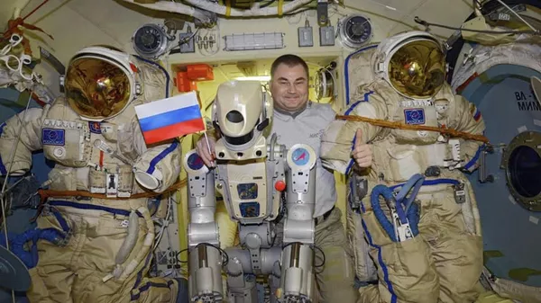 Антропоморфный робот Skybot F-850 с космонавтом Роскосмоса Алексеем Овчининым на борту МКС
