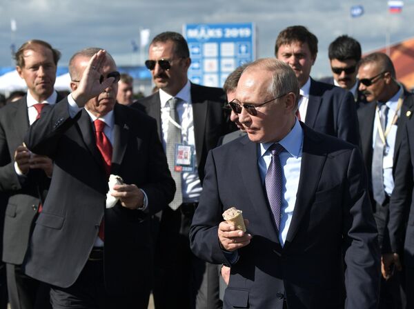 Президент РФ Владимир Путин и президент Турции Реджеп Тайип Эрдоган (слева) с мороженым во время посещения Международного авиакосмического салона МАКС-2019 Президент РФ Владимир Путин и президент Турции Реджеп Тайип Эрдоган (слева) с мороженым во время посещения Международного авиакосмического салона МАКС-2019
