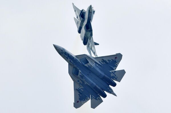 Российские многофункциональные истребители пятого поколения Су-57 выполняют демонстрационный полет на Международном авиационно-космическом салоне МАКС-2019 в подмосковном Жуковском Российские многофункциональные истребители пятого поколения Су-57 выполняют демонстрационный полет на Международном авиационно-космическом салоне МАКС-2019 в подмосковном Жуковском
