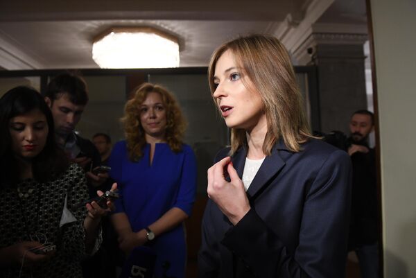 Депутат Государственной Думы РФ Наталья Поклонская перед началом первого заседания Государственной Думы РФ нового созыва Депутат Государственной Думы РФ Наталья Поклонская перед началом первого заседания Государственной Думы РФ нового созыва