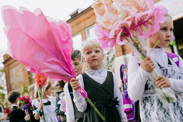 Ученики общеобразовательной школы №24 во время торжественной линейки, посвященной Дню знаний, в Иванове Ученики общеобразовательной школы №24 во время торжественной линейки, посвященной Дню знаний, в Иванове