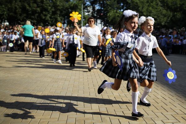 Первоклассники на торжественной линейке в День знаний, проходящей в новом филиале средней общеобразовательной школы № 11 в Краснодаре Первоклассники на торжественной линейке в День знаний, проходящей в новом филиале средней общеобразовательной школы № 11 в Краснодаре