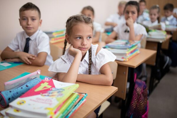 Ученики школы-лицея №3 имени А. С. Макаренко в Симферополе в первый день учебного года Ученики школы-лицея №3 имени А. С. Макаренко в Симферополе в первый день учебного года