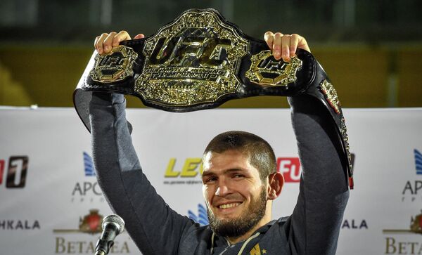 Хабиб Нурмагомедов с чемпионским поясом UFC Хабиб Нурмагомедов с чемпионским поясом UFC