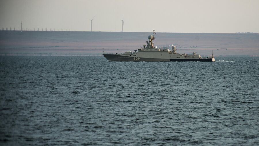 Малый ракетный корабль проекта 21631 Вышний Волочек на фоне Крымского побережья Малый ракетный корабль проекта 21631 Вышний Волочек на фоне Крымского побережья