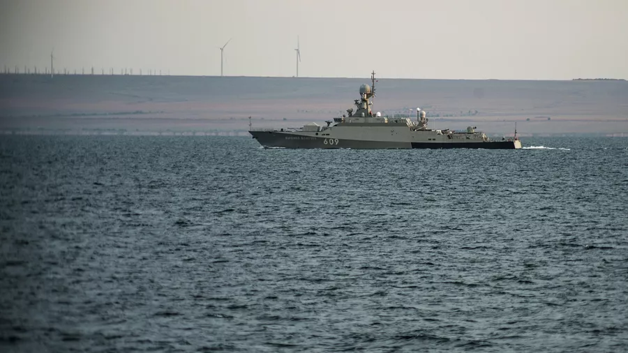 Малый ракетный корабль проекта 21631 Вышний Волочек на фоне Крымского побережья