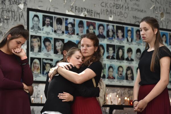 Жители Беслана во время траурных мероприятий, посвященных 15-й годовщине теракта 1-3 сентября 2004 года, в помещении бывшей 1-й Бесланской школы Жители Беслана во время траурных мероприятий, посвященных 15-й годовщине теракта 1-3 сентября 2004 года, в помещении бывшей 1-й Бесланской школы