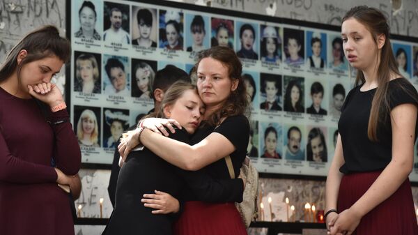 Жители Беслана во время траурных мероприятий, посвященных 15-й годовщине теракта 1-3 сентября 2004 года, в помещении бывшей 1-й Бесланской школы Жители Беслана во время траурных мероприятий, посвященных 15-й годовщине теракта 1-3 сентября 2004 года, в помещении бывшей 1-й Бесланской школы