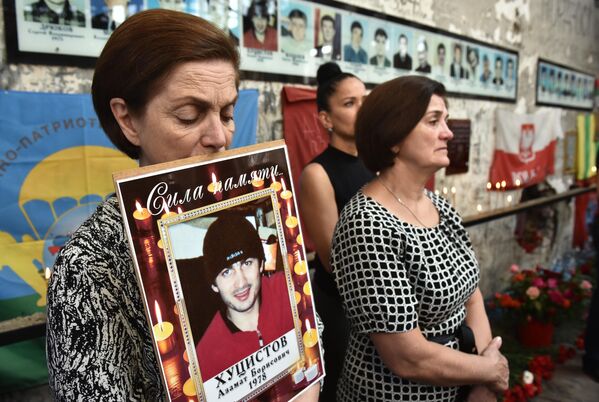 Литургия в бывшем спортзале 1-й Бесланской школы по жертвам теракта 1-3 сентября 2004 года Литургия в бывшем спортзале 1-й Бесланской школы по жертвам теракта 1-3 сентября 2004 года