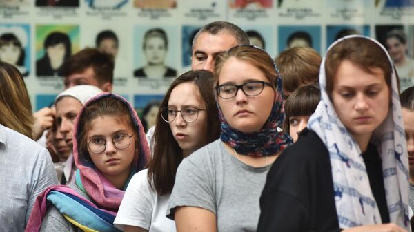 Литургия в бывшем спортзале 1-й Бесланской школы по жертвам теракта 1-3 сентября 2004 года Литургия в бывшем спортзале 1-й Бесланской школы по жертвам теракта 1-3 сентября 2004 года