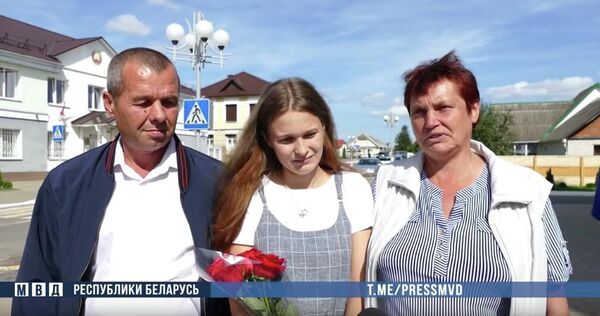 Юлия с настоящими родителями Юлия с настоящими родителями