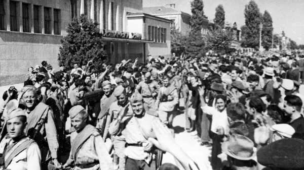  Освобожденные поданици Болгарии приветствуют бойцов Красной армии. Великая Отечественная война (1941-1945) 