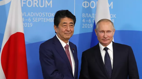Президент России Владимир Путин и премьер-министр Японии Синдзо Абэ во время встречи на полях Восточного экономического форума — 2019 
