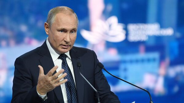 Президент РФ Владимир Путин выступает на пленарном заседании V Восточного экономического форума Президент РФ Владимир Путин выступает на пленарном заседании V Восточного экономического форума