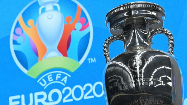 Кубок и логотип чемпионата Европы-2020 по футболу