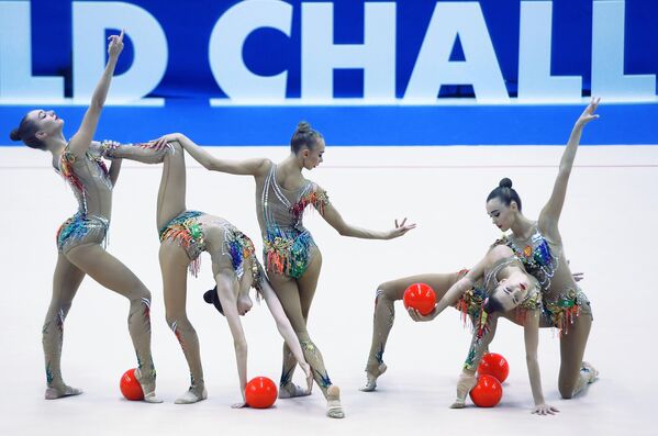 Спортсменки сборной России в финале групповых упражнений с мячами на этапе Кубка вызова-2019 по художественной гимнастике в Казани Спортсменки сборной России в финале групповых упражнений с мячами на этапе Кубка вызова-2019 по художественной гимнастике в Казани