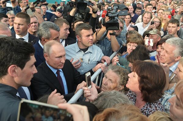 Президент РФ Владимир Путин общается с местными жителями после посещения средней общеобразовательной школы No6 города Тулуна Президент РФ Владимир Путин общается с местными жителями после посещения средней общеобразовательной школы No6 города Тулуна