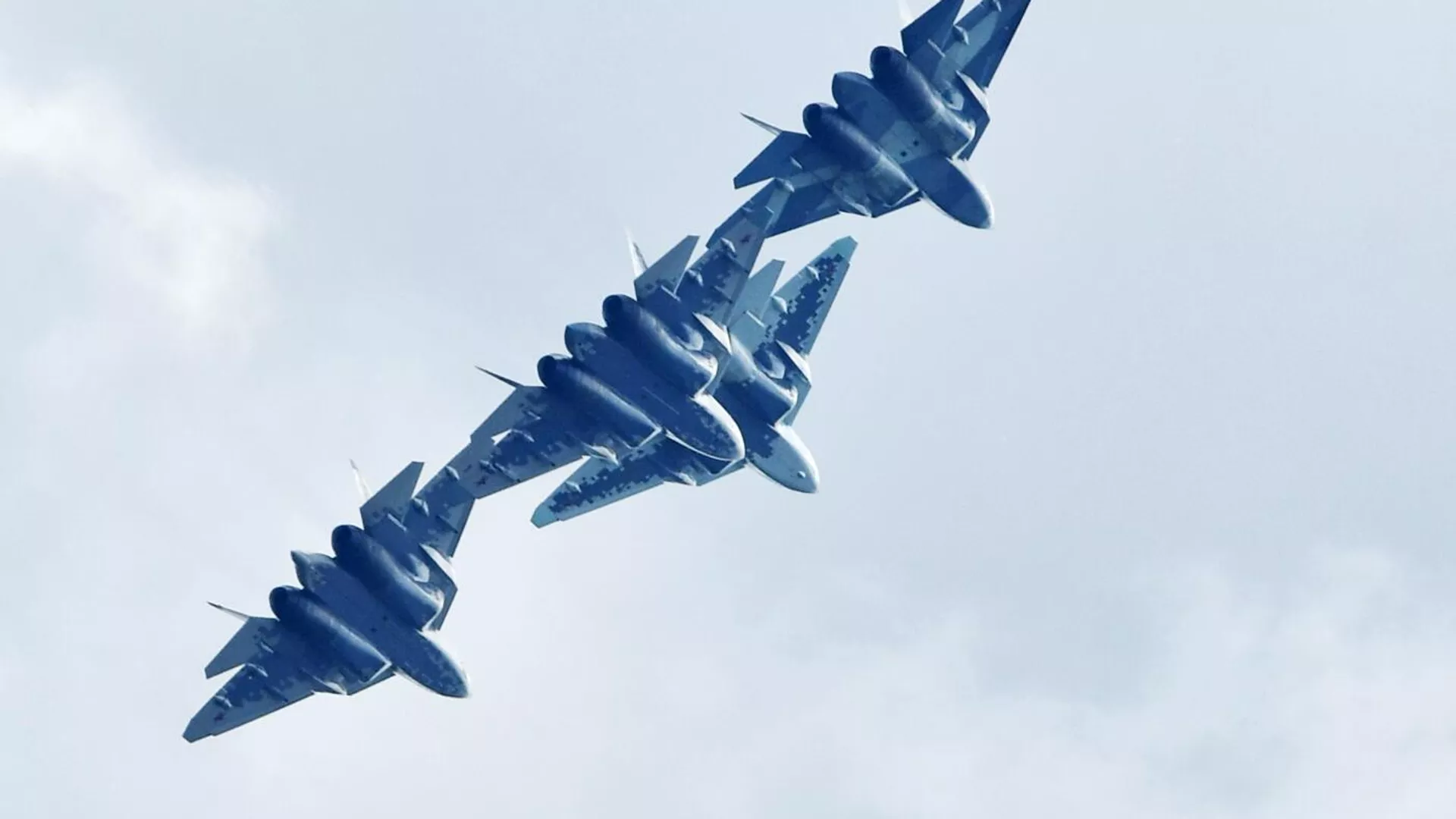 Российские многофункциональные истребители пятого поколения Су-57 выполняют демонстрационный полет на Международном авиационно-космическом салоне МАКС-2019 в подмосковном Жуковском - РИА Новости, 1920, 15.07.2021