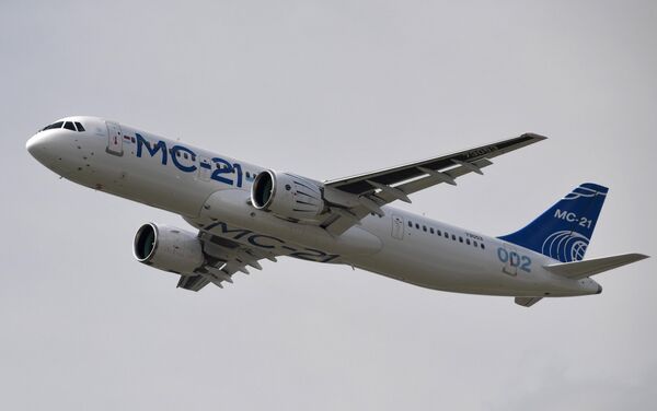 Российский среднемагистральный пассажирский самолёт МС-21-300 выполняет демонстрационный полет на Международном авиационно-космическом салоне МАКС-2019 в подмосковном Жуковском Российский среднемагистральный пассажирский самолёт МС-21-300 выполняет демонстрационный полет на Международном авиационно-космическом салоне МАКС-2019 в подмосковном Жуковском