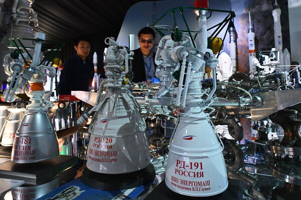 Ракетный двигатель носителя Антарес РД-181, ракетный двигатель для второй ступени РН Зенит РД-120 и ракетный маршевый двигатель с возможностью глубокого дросселирования тяги РД-19 на МАКС-2019 Ракетный двигатель носителя Антарес РД-181, ракетный двигатель для второй ступени РН Зенит РД-120 и ракетный маршевый двигатель с возможностью глубокого дросселирования тяги РД-19 на МАКС-2019