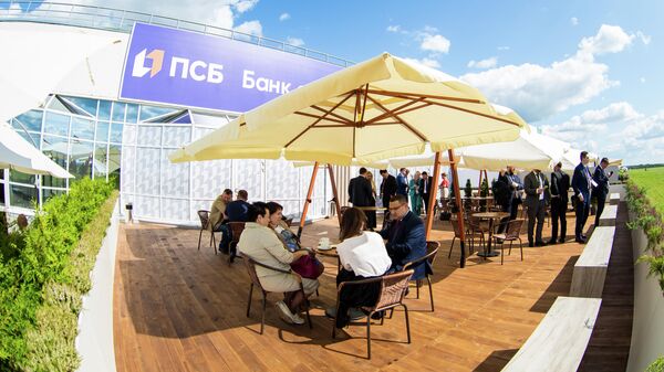 Клиенты и партнеры ПСБ могли отдохнуть и понаблюдать за полетной программой МАКС-2019 на отдельной веранде Клиенты и партнеры ПСБ могли отдохнуть и понаблюдать за полетной программой МАКС-2019 на отдельной веранде