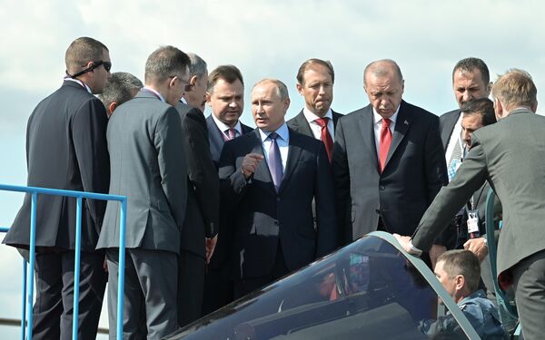 Президент РФ Владимир Путин и президент Турции Реджеп Тайип Эрдоган осматривают российский многофункциональный истребитель Су-57 Президент РФ Владимир Путин и президент Турции Реджеп Тайип Эрдоган осматривают российский многофункциональный истребитель Су-57