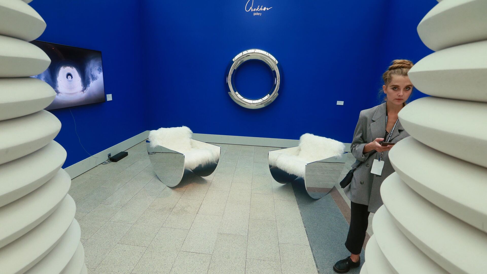 Девушка на стенде Orekhov Gallery во время открытия ярмарки современного искусства Cosmoscow в Москве. Девушка на стенде Orekhov Gallery во время открытия ярмарки современного искусства Cosmoscow в Москве. - РИА Новости, 1920, 07.09.2019