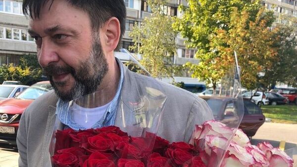 Руководитель портала РИА Новости Украина Кирилл Вышинский с букетами цветов для мамы, жены и Татьяны Москальковой Руководитель портала РИА Новости Украина Кирилл Вышинский с букетами цветов для мамы, жены и Татьяны Москальковой