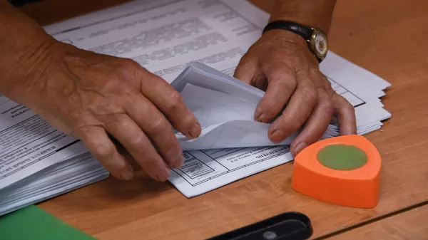 Члены избирательной комиссии считают голоса на избирательном участке во Владивостоке в единый день голосования в России
