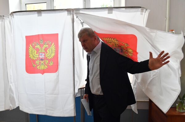 Кандидат в депутаты Московской городской Думы от партии Яблоко Сергей Митрохин голосует на выборах в Московскую городскую Думу Кандидат в депутаты Московской городской Думы от партии Яблоко Сергей Митрохин голосует на выборах в Московскую городскую Думу