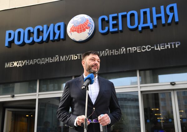 Руководитель портала РИА Новости Украина Кирилл Вышинский перед пресс-конференцией в Международном мультимедийном пресс-центре МИА Россия сегодня Руководитель портала РИА Новости Украина Кирилл Вышинский перед пресс-конференцией в Международном мультимедийном пресс-центре МИА Россия сегодня