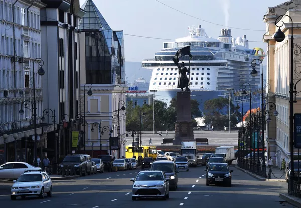 ÐÑÑÐ¸Ð·Ð½ÑÐ¹ Ð»Ð°Ð¹Ð½ÐµÑ Spectrum of the Seas Ð¿ÑÐ¸Ð±ÑÐ» Ð² Ð¿Ð¾ÑÑ ÐÐ»Ð°Ð´Ð¸Ð²Ð¾ÑÑÐ¾ÐºÐ°. ÐÐ°Ð¹Ð½ÐµÑ Ð±Ð°Ð·Ð¸ÑÑÐµÑÑÑ Ð² Ð¨Ð°Ð½ÑÐ°Ðµ Ð¸ Ð²ÑÐ¿Ð¾Ð»Ð½ÑÐµÑ ÐºÑÑÐ¸Ð·Ñ Ð² Ð¯Ð¿Ð¾Ð½Ð¸Ñ